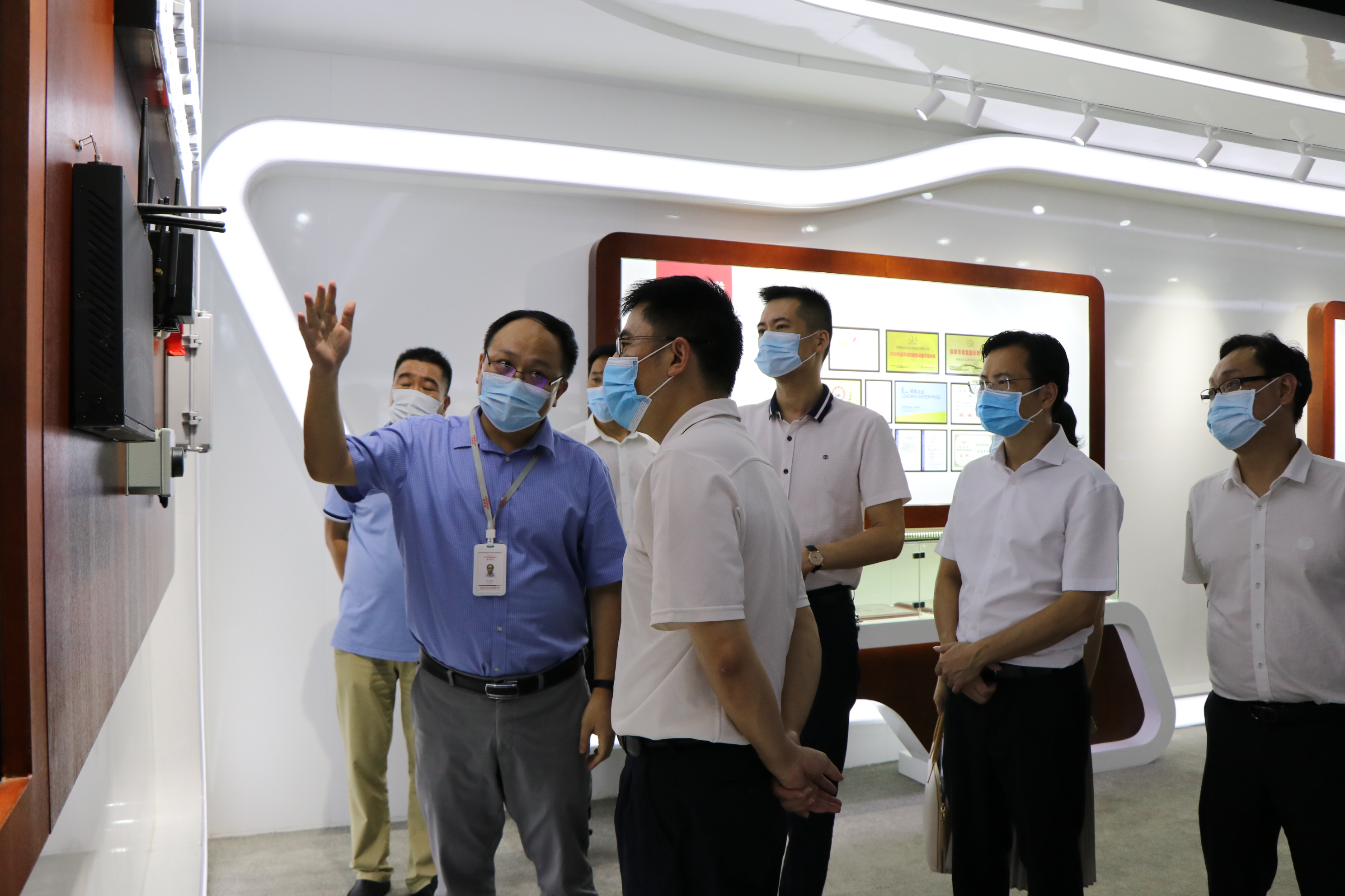 东莞市工业和信息化局詹志斌局长考察东莞壹号娱乐公司